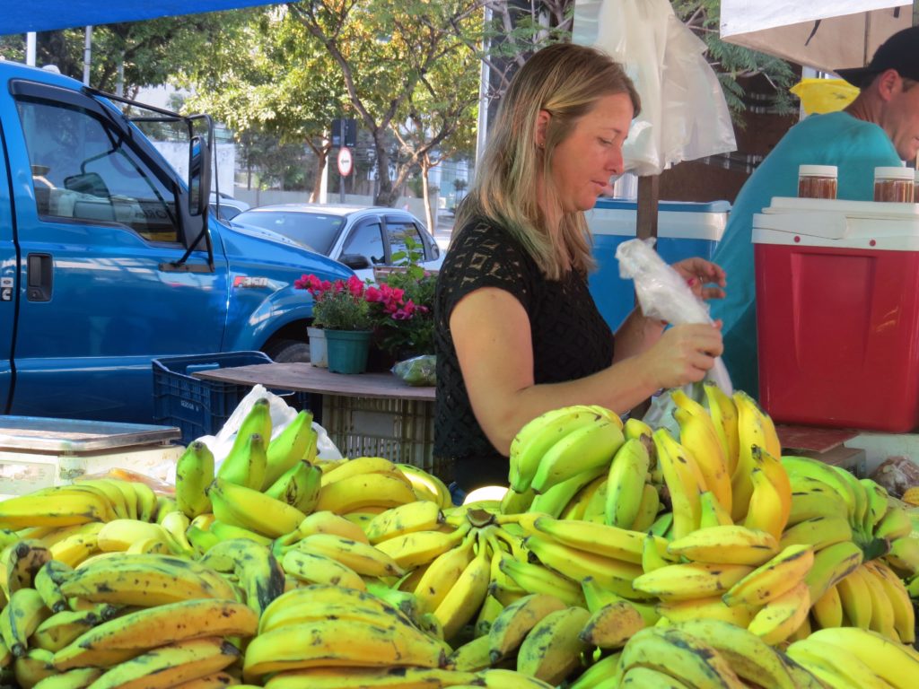 Barraca de frutas em feira da Praça do Papa.