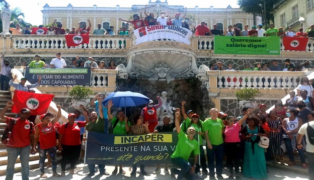 Ato pela valorização do Incaper reúne agricultores e servidores de todo o estado em frente à Seger, em Vitória